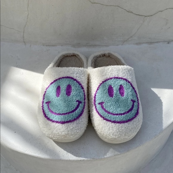Happy Smiley Face Retro Color Comfy Slippers - Picture 5 of 5